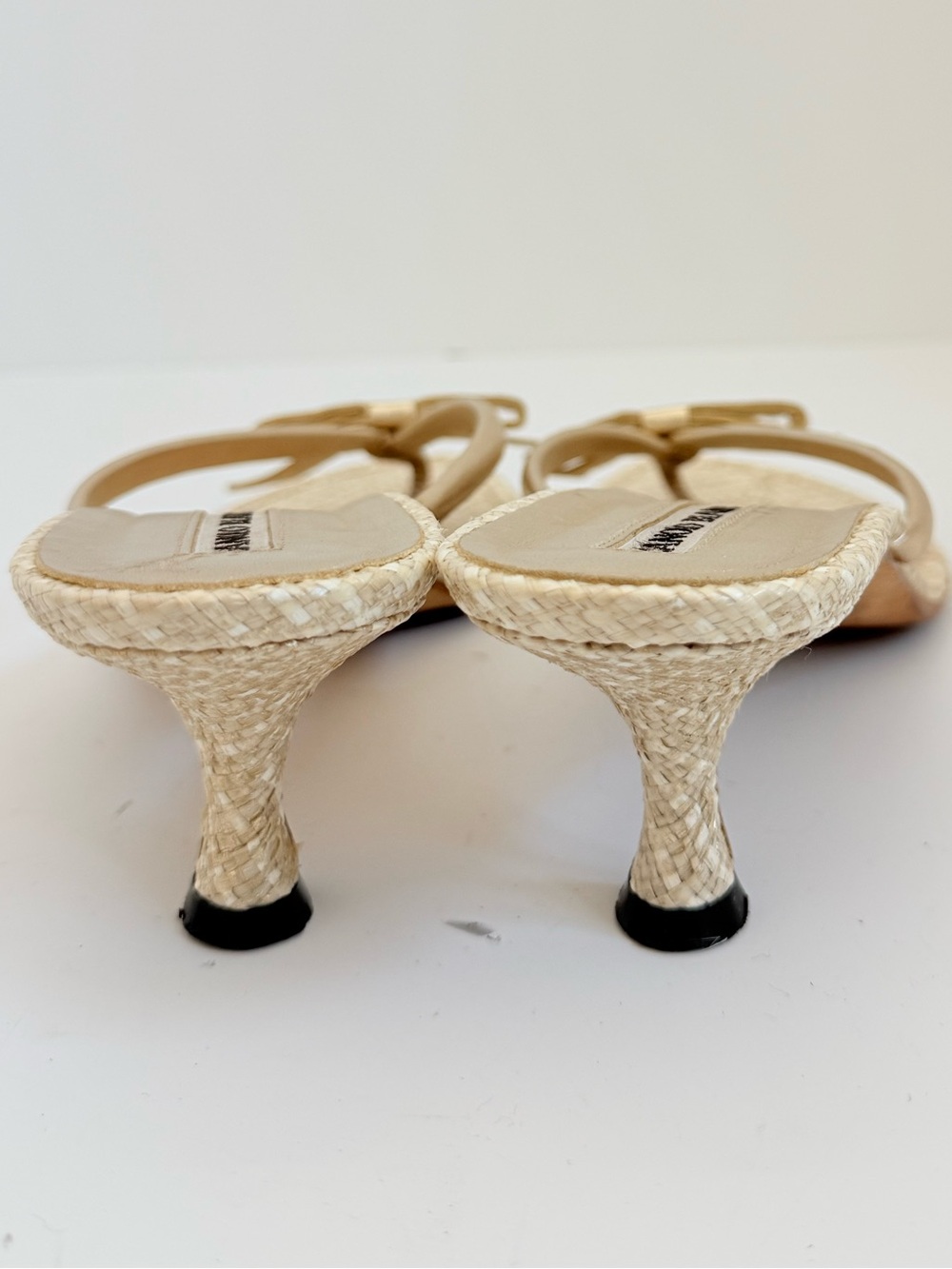 Manolo Blahnik Vintage Y2K Gold Raffia Bow Thong Kitten Heel Sandals 38 - Picture 7 of 9